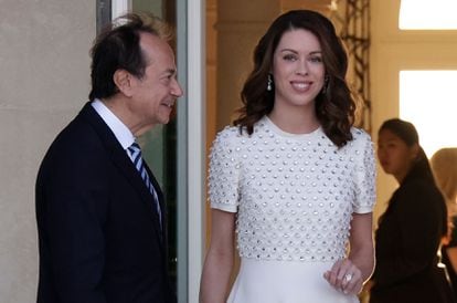 Billionaire John Paulson and his partner, Alina de Almeida (who wears a large diamond ring on her left hand), receiving former president and Republican presidential candidate of the United States Donald Trump at their home in Palm Beach, Florida.