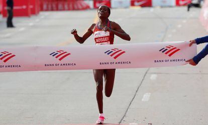 Brigid Kosgei cruza la meta en Chicago.