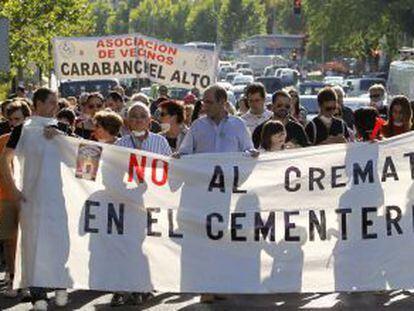 Vecinos de Carabanchel se manifiestan en contra del nuevo crematorio del Cementerio Sur.