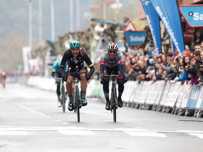 Schachmann (i) se impone a Pogacar en la meta de Arrigorriaga.