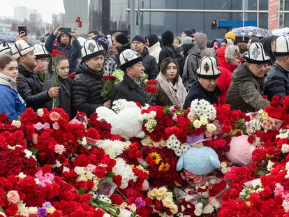 Un grupo de hombres con gorros tradicionales de Kirguistán dejan flores por las víctimas del atentado del Crocus City Hall, cerca de Moscú, el 24 de marzo.