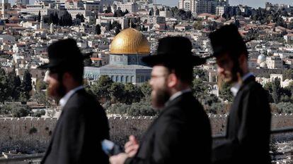 Judíos ultraortodoxos pasean ante la Ciudad Vieja de Jerusalén. 