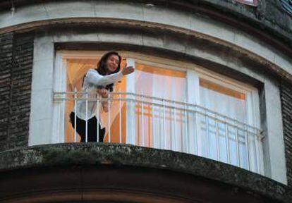 Cristina Kirchner usó el balcón de su piso en Recoleta para bailar y saludar a la gente.