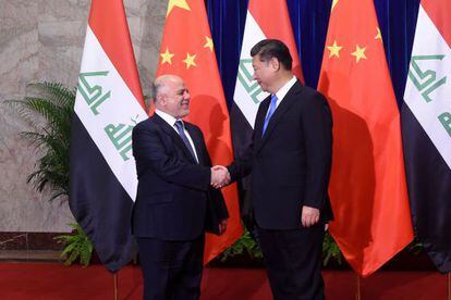 El presidente chino, Xi Jinping, saluda el pasado martes en Pek&iacute;n al primer ministro iraqu&iacute;, Haider al-Abadi.