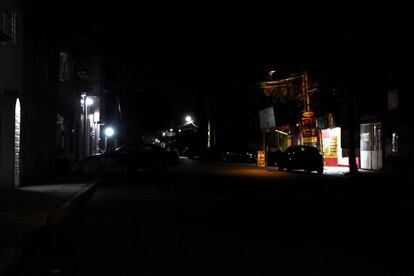 Una calle de Iztapalapa por la noche en una zona no intervenida por el programa de la Alcaldía. I.G.