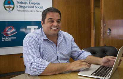 El ministro argentino de Trabajo, Jorge Triaca, en su despacho.