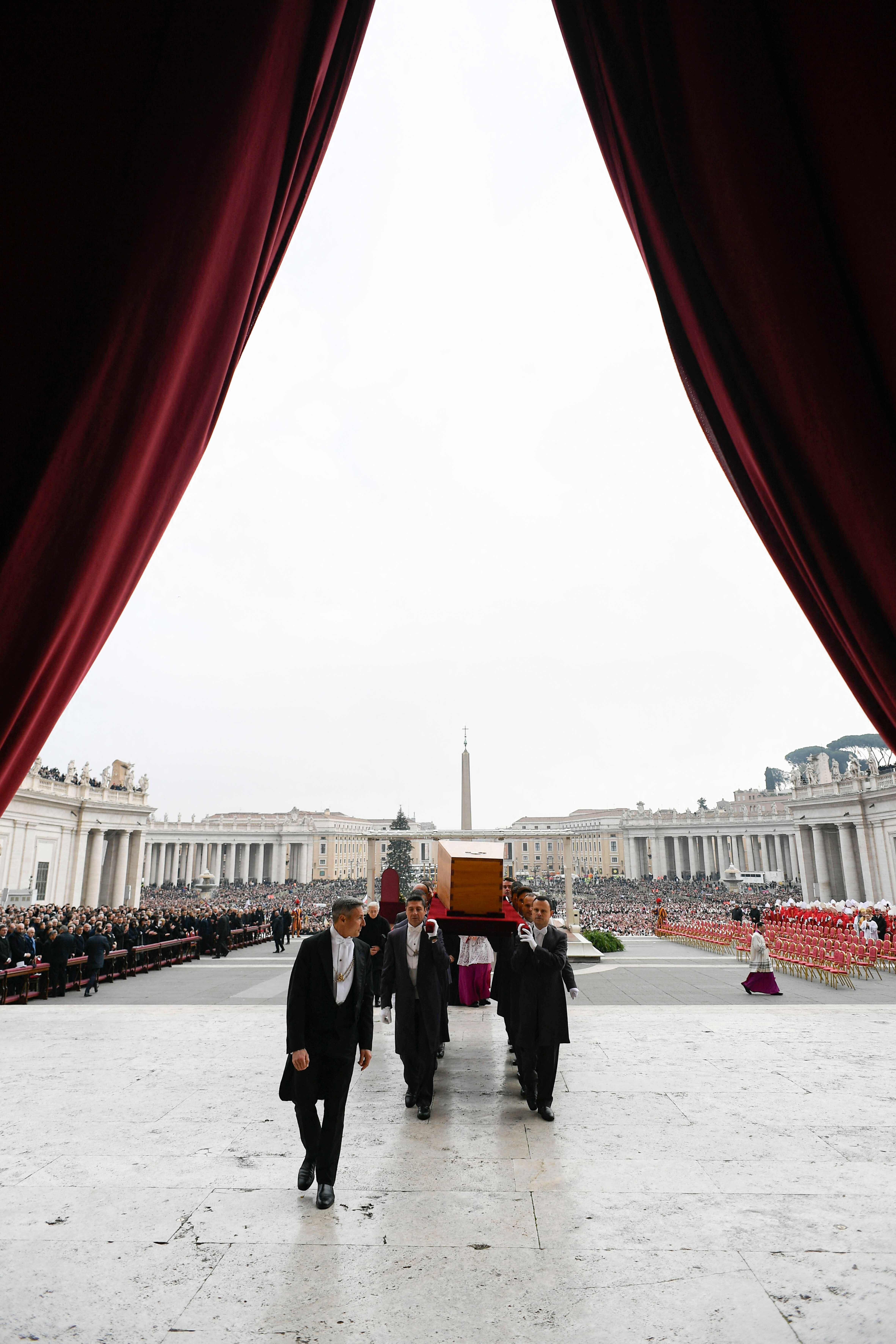 Traslado del féretro del pontífice Benedicto XVI para su entierro tras la misa en la plaza de San Pedro. 