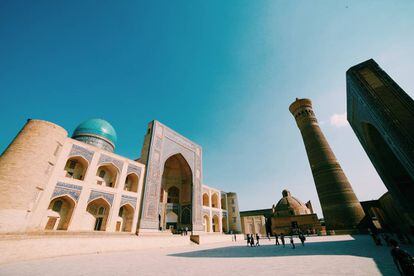 Mezquitas y minaretes en Bujara, Uzbekistán.