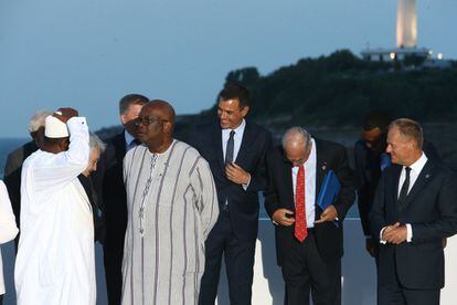 Pedro Sánchez, en el centro, en los momentos previos a la foto de familia con los líderes del G7 y los dirigentes de los países invitados.