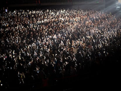 Espectadores en el Palau Sant Jordi de Barcelona, para ver a Love of Lesbian, en el primer concierto masivo en pandemia.