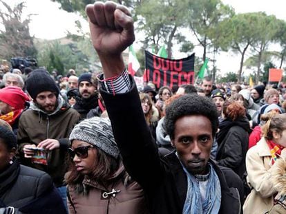 Miles de personas se manifiestan contra el fascismo en Macerata el pasado domingo.