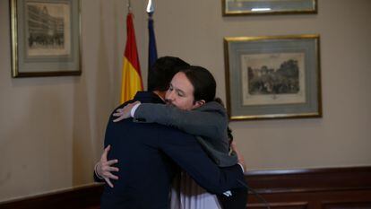 Pedro Sánchez y Pablo Iglesias se abrazaban tras firmar el acuerdo de gobierno en noviembre de 2019.
