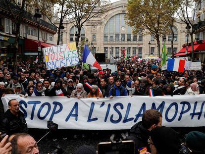 Manifestantes marchan contra la islamofobia este domingo en París. 