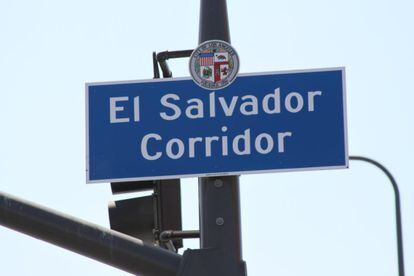 R&oacute;tulo de El Salvador Corridor en Los &Aacute;ngeles