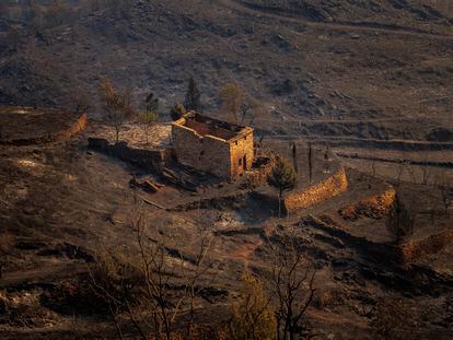 Una casa destruida por el fuego, ayer en Bejís (Castellón).