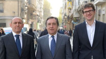 De izquierda a derecha, Ramiro González, Xabier Agirre y Gorka Urtaran este lunes en Vitoria.