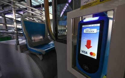 Un autobús de la EMT muestra el nuevo sistema de pago con tarjeta de crédito o móvil.