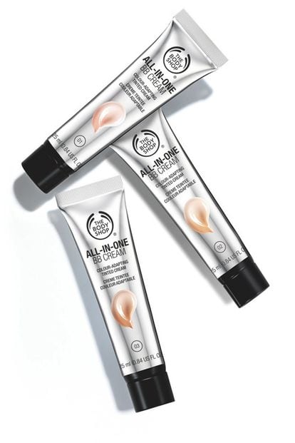 The Body Shop por fin se ha lanzado al mercado de las BB Creams con su BB Cream All-In-One. Se trata de un producto que responde a todas las necesidades diarias de la piel, empezando por la hidratación y la suavidad y terminando por la cobertura ligera y natural y el tono unificado. La tienes en tres tonos para escoger el que más se adapta a tu piel y la puedes adquirir online con una oferta de lanzamiento de 12 euros. A diferencia de otros productos similares, esta crema contiene aceite de marula proveniente del Comercio Justo.