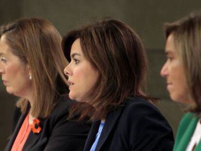  La vicepresidenta del Gobierno, Soraya S&aacute;enz de Santamar&iacute;a (centro) y las ministras de Sanidad, Ana Mato (derecha) y Fomento, Ana Pastor, durante la rueda de prensa tras la reuni&oacute;n del Consejo de Ministros