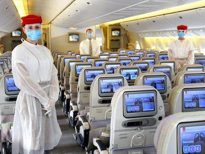 El personal de cabina de Emirates llevará equipo de protección en todos los vuelos. / EMIRATES