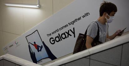 Un hombre pasa junto a un anuncio del móvil plegable de Samsung Galaxy Z Fold2 en Tokio. 