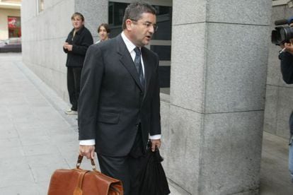 El abogado Txema Montero, a su llegada al Palacio de Justicia de Bilbao, para participar en la acusaci&oacute;n particular en el caso Brouard. 