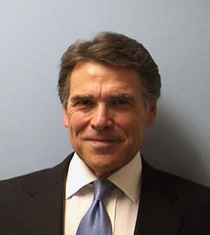 Foto de Rick Perry para los archivos de la corte de Travis, al llegar al juzgado para enfrentar los cargos en su contra.