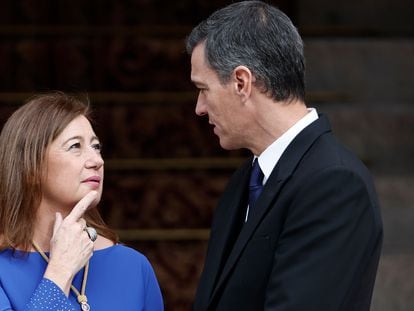 El presidente del Gobierno, Pedro Sánchez, conversaba el jueves pasado con la presidenta del Congreso, Francina Armengol, tras el acto de la jura de la Constitución de la Princesa de Asturias.