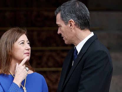 El presidente del Gobierno, Pedro Sánchez, conversaba el jueves pasado con la presidenta del Congreso, Francina Armengol, tras el acto de la jura de la Constitución de la Princesa de Asturias.