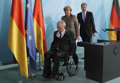 Merkel y Westerwelle siguen a Sch&auml;uble en Berlin en febrero. 