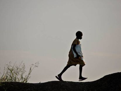  Una niña se dirige a su escula en el campo de protección de civiles de la ONU en Bentiu, Sudán del Sur, en octubre de 2016. 
 
 