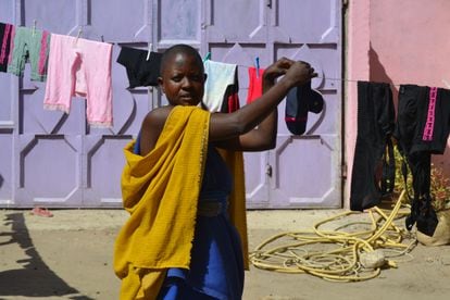 Una mujer tiende una compresa de tela junto a otras prendas en el patio de su casa de Londoto, un pueblo situado en el noreste de Tanzania.