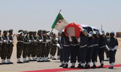 Una guardia argelina rinde honores y porta a hombros el f&eacute;retro de Mohamed Abdelaziz ayer en el aeropuerto argelino de Tinduf. 