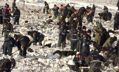 Personal del Ministerio de Emergencias trabajan en el lugar donde han caído los restos del avión AN-148, el 12 de febrero de 2018.