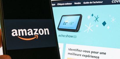 Una persona mira un smartphone sobre la web de Amazon en Lille, Francias