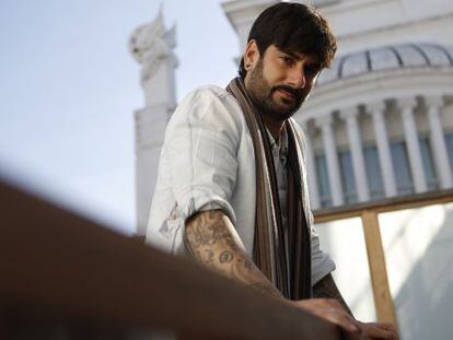 Melendi posa en la terraza de un hotel de la Plaza de Santa Ana (Madrid). 