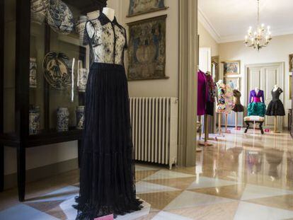 Sala de la casa Rocamora amb vestits de la col·lecció Antoni de Montpalau.