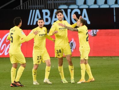 Desde la izquierda, Parejo, Moi Gómez, Fer Niño y Rubén Peña celebran el cuarto gol del Villarreal este viernes en Balaídos.