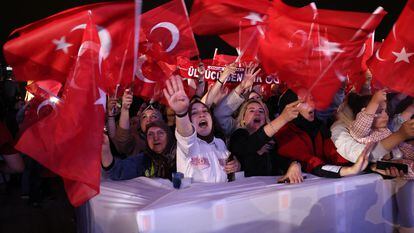 Seguidores del presidente turco Recep Tayyip Erdogan celebran su victoria en Ankara, este domingo.