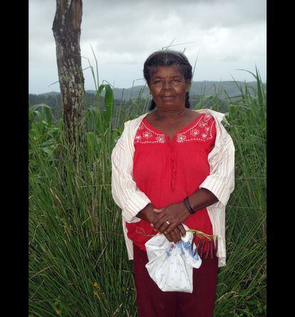 La matrona Anna Izne, de 65 años, el pasado 15 de mayo en su pueblo, al oeste de Puerto príncipe, donde no hay suministro eléctrico.