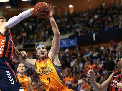  El alero italiano del Laboral Kutxa Andr&eacute;s Nocioni (i), lucha el bal&oacute;n ante el ala-pivot estadounidense del Valencia Basket Club Justin Doellman (c). 