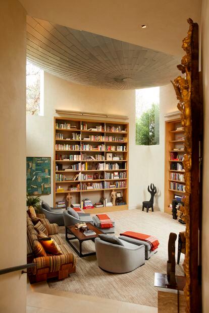 La sala de proyecciones. Las estanterías están inspiradas en la biblioteca que tenía Charles de Beistegui en el Château de Groussay, a las afueras de París.