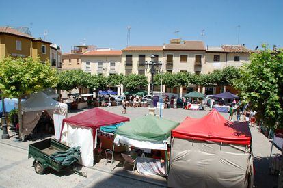 Ropa, jabón, pulseras y más. La feria reunió a una veintena de emprendedoras en la plaza mayor de Mondéjar.