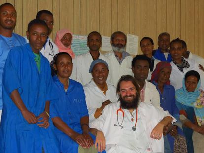 El pediatra Iñaki Alegría, en el centro, con el resto de miembros del equipo médico del hospital de Gambo, en Etiopía