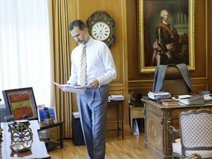 El rey Felipe VI trabajando en su despacho.