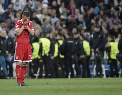 Kimmich, jugador del Bayer Munich, se lamenta al final del partido tras la eliminación de su equipo de la Champions.