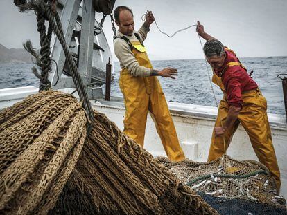 Pescadores del barco 'San Pedro' abren la red de arrastre en aguas cercanas a la costa de Vila Joiosa (Alicante).