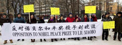Un grupo de personas favorables al Gobierno chino se manifiestan en Oslo contra la concesión del Nobel de la Paz a Liu Xiaobo. El galardón ha sido entregado esta mañana en la capital noruega en ausencia del disidente, encarcelado por las autoridades de Pekín.