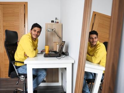 Juan Acosta se prepara para conectarse a una sesión de terapia 'online' desde su casa.