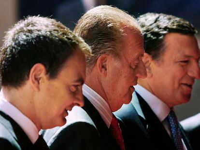 Zapatero, el rey Juan Carlos y el presidente de la Comisión, José Manuel Durão Barroso, durante la entrega del premio Nueva Economía Forum.